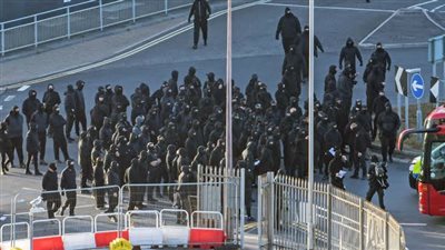 ملثمون يغلقون مدخل ميناء دوفر وسط احتجاجات وغموض بشأن مطالبهم