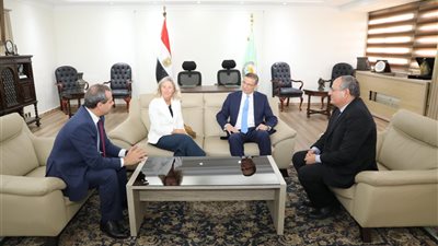 وزير الزراعة يتابع مع 