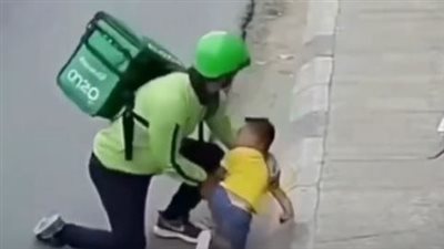 سائق توصيل ينقذ طفلًا من الدهس في اللحظة الأخيرة بتايلاند |شاهد 
