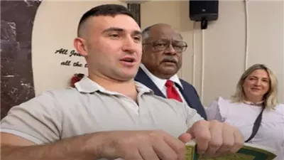 أفرج ترامب عنه.. ناشط أمريكي متطرف يمزق نسخة من القرآن الكريم 