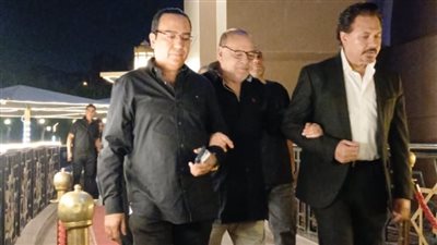 صلاح عبدالله ودينا فؤاد ومحمد رياض يقدمون واجب العزاء في زوجة أيمن سلامة | صور