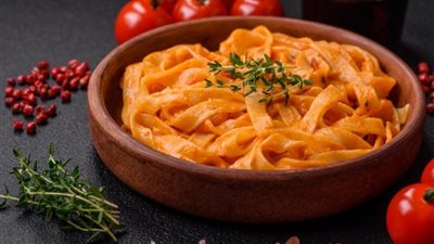 بطعم إيطالي.. طريقة عمل المكرونة الشرائط بالبينك صوص في خطوات بسيطة
