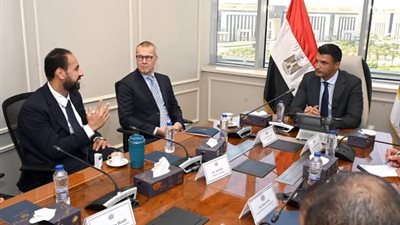 وزير الصناعة يبحث إقامة مصنع لإنتاج التربة البديلة بمصر