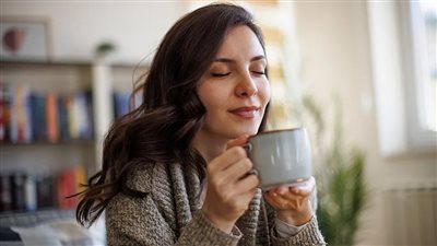القهوة أم الشاي؟.. دراسة تكشف المشروب الأفضل لصحة عظام النساء