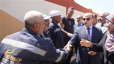 «إحنا مقدرين تعبكم».. حديث من القلب بين محافظ الغربية وعمال النظافة في شوارع 