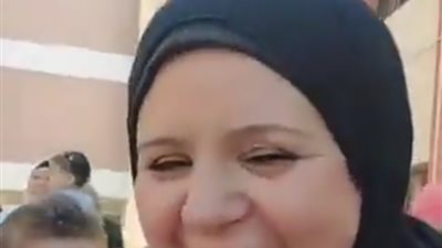 «ولادكم ولادي».. مديرة مدرسة تخطف القلوب بطريقة استقبالها للطلاب