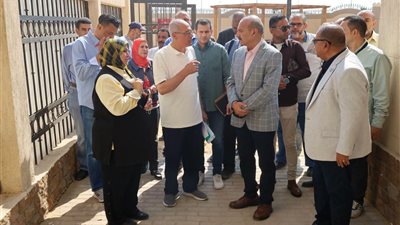 محافظ السويس يتفقد المدارس ودار الإفتاء وحمام السباحة الأوليمبي