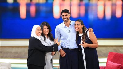 بعد تتويجه بذهبية البحر المتوسط.. السباح عبدالرحمن سامح ضيف منى الشاذلي