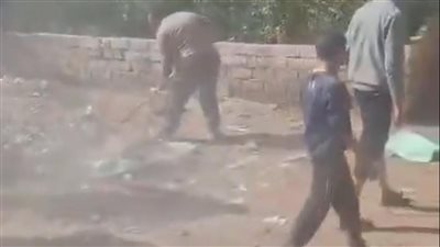 «يستحقون الشكر لا الإهانة».. مدير مدرسة ومعلمون ينظفون حوش مدرستهم في مشهد يهز السوشيال