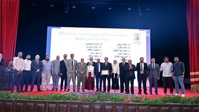 رئيس جامعة القاهرة يكرم الفرق الطبية تقديرًا لعطائها وإنجازاتها طوال العام