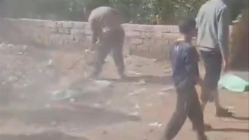 معلمون ينظفون مدرستهم