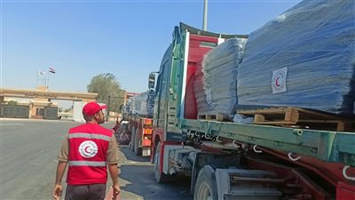 الهلال الأحمر المصري يواصل دعم غزة بالمساعدات الإنسانية عبر قافلة «زاد العزة»