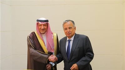 هدية من السعودية.. نبيل فهمي يتسلم قطعة من كسوة الكعبة المشرفة