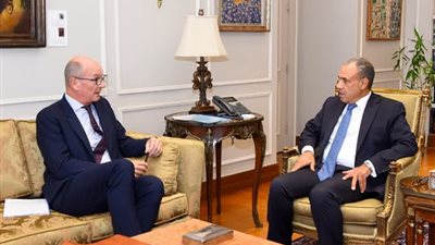 وزير الخارجية يبحث مع نائب رئيس البنك الأوروبي تعزيز الاستثمارات في مصر