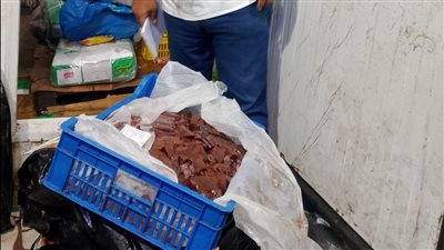 ضبط 60 كيلو كبدة منتهية الصلاحية و256 علبة سجائر مهربة خلال حملة تموينية بالعجمي