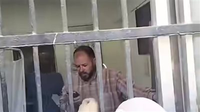 «جرده من ملابسه».. مدرس يعتدي على طالب داخل الفصل.. وكاميرات الأهالي توثق الكارثة