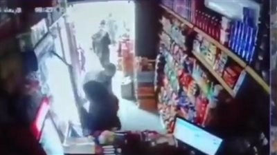 في عز النهار.. محاولة اختطاف طفل من والدته تنتهي بتدخل المواطنين 