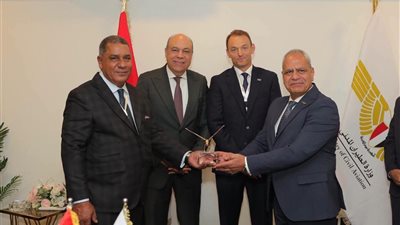 وزير الطيران يشهد توقيع عقد توريد 10 طائرات تدريب جديدة للأكاديمية المصرية
