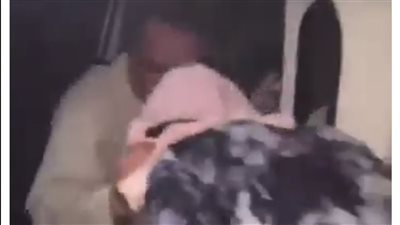 «سحلها قدام الناس».. فيديو متداول لاعتداء رجل على سيدة داخل ميكروباص