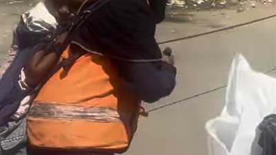 عاملة نظافة تحمل ابنتها على ظهرها أثناء العمل.. ومطالبات بتدخل التضامن 