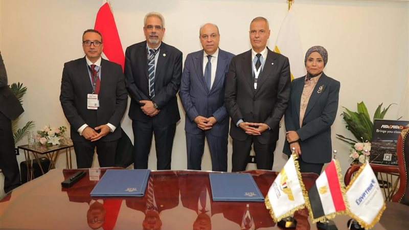 جانب من توقيع الاتفاقية