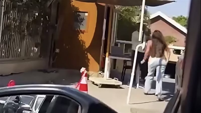 سيدة تعتدي على فرد أمن 