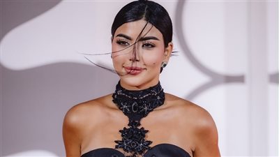 بفستان أسود.. كارولين عزمي تخطف الأنظار بريد كاربت مهرجان فينيسيا