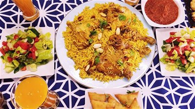 طريقة عمل كبسة الفراخ.. سر الأرز المفلفل والدجاج الذهبي