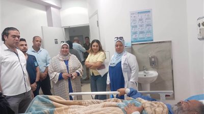 وكيل تعليم السويس تطمئن على معلم أصيب أثناء تجهيز مدرسة السادات الصناعية