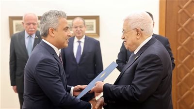 السفير المصري بفلسطين يقدم أوراق اعتماده للرئيس محمود عباس