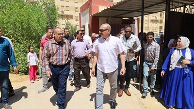 استعدادًا للعام الدراسي الجديد.. محافظ السويس يتفقد مدرسة الشهيد أبو الرجال 