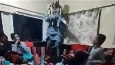 اليمن.. شخص يطلق النار على صديقه بعد مزحة بسيجارة مشتعلة (فيديو)