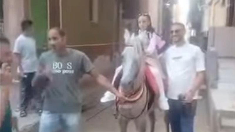 أب يزف ابنته للمدرسة