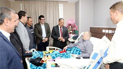 محافظ الشرقية يطمئن على وكيل وزارة التموين بعد إجراء عملية جراحية
