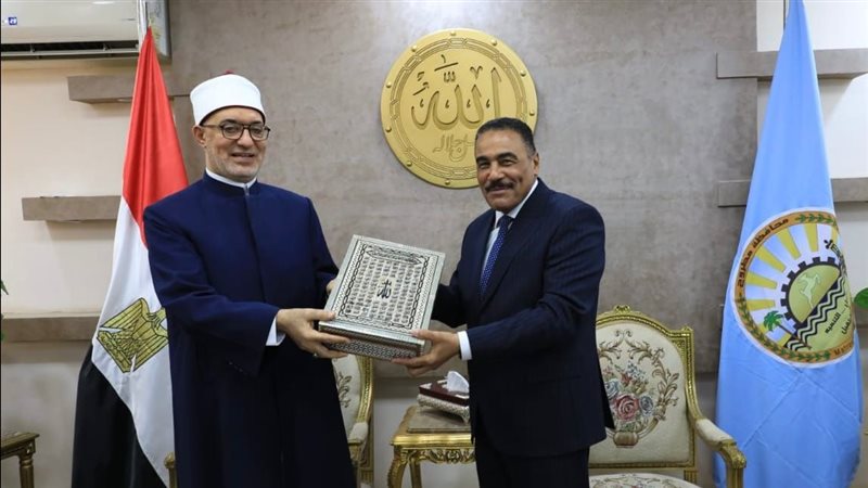 محافظ مطروح يستقبل
