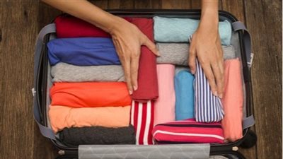 دليل الرجل الأنيق.. كيف ترتب حقيبة سفرك الصغيرة بذكاء واحترافية
