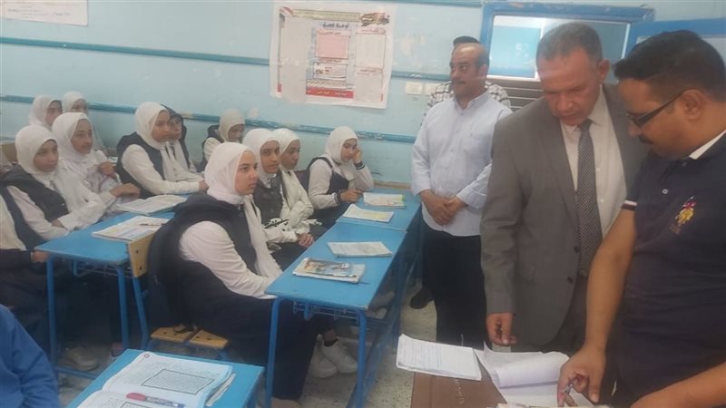 أثناء تفقد المدرسة