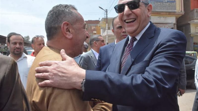 المحافظ أثناء الجولة