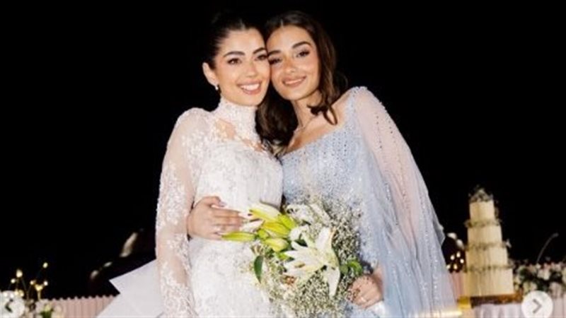ملك زاهر وشقيقتها