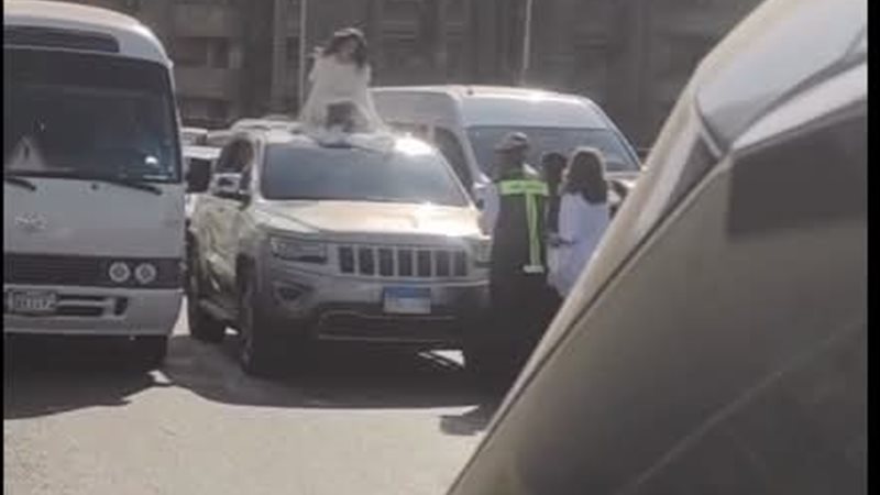 الفتاة أعلى سيارة