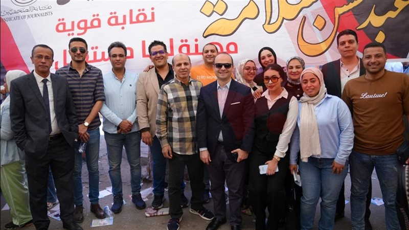 الكاتب الصحفي محمد