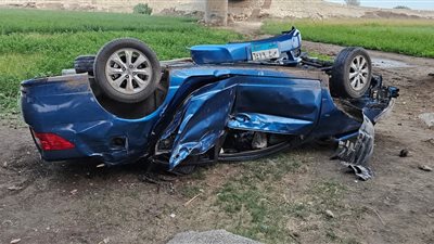 سقوط سيارة ملاكي من أعلى الطريق الإقليمي بالصف والأسرة في خطر