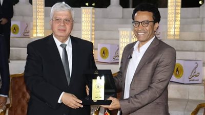 وزير التعليم العالي يكرم الفنان سامح حسين ويشيد بـ قطايف