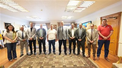 محافظ أسيوط يلتقي لجنة وزارة الشباب والرياضة لبحث تطوير استاد الأربعين الرياضي