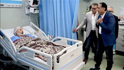 رئيس الوزراء يجري حوارًا مع عدد من المرضى المنتظرين لإجراء الأشعة