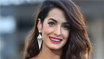 فستان أمل كلوني الأزرق يخطف الانظار .. كأحدث صيحات صيف 2025
