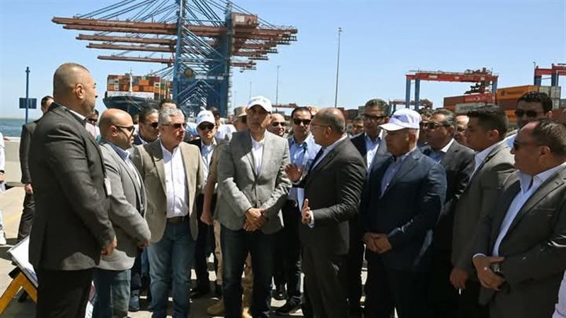 رئيس الوزراء بميناء