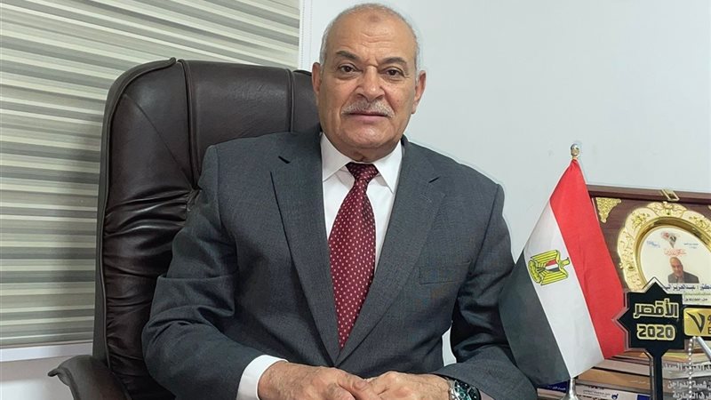 الدكتور عبد العزيز