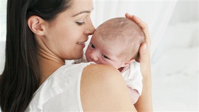 هل لديك رغبة في استنشاق رائحة المولود الجديد.. تعرفي علي الأسباب 