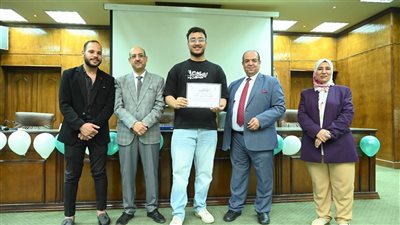 عميد خدمة أجتماعية بالفيوم يشهد حفل ختام الأنشطة وتكريم المتفوقين 